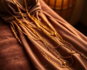 Welke kettingen passen bij een avondjurk?