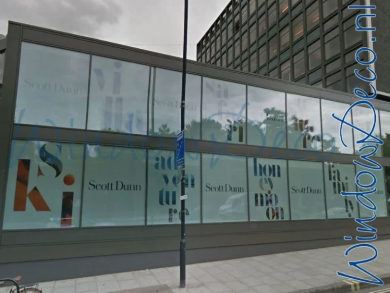 Raamfolie met logo en huisstijl voor merkherkenning